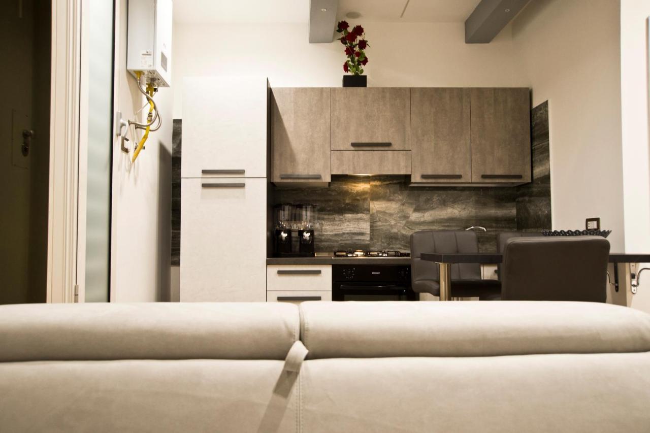 Suite Napoli Sotterranea Con Vasca Idromassaggio Εξωτερικό φωτογραφία
