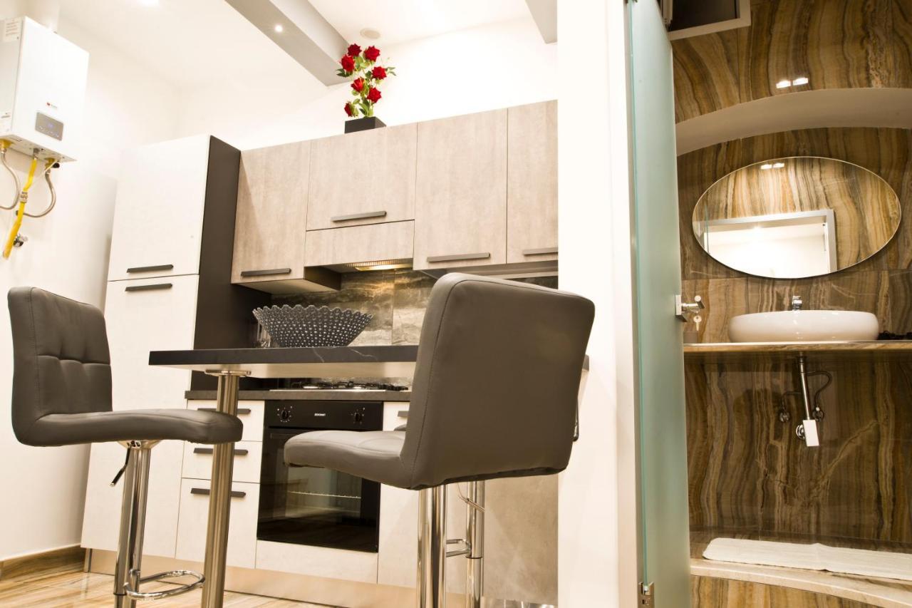 Suite Napoli Sotterranea Con Vasca Idromassaggio Εξωτερικό φωτογραφία